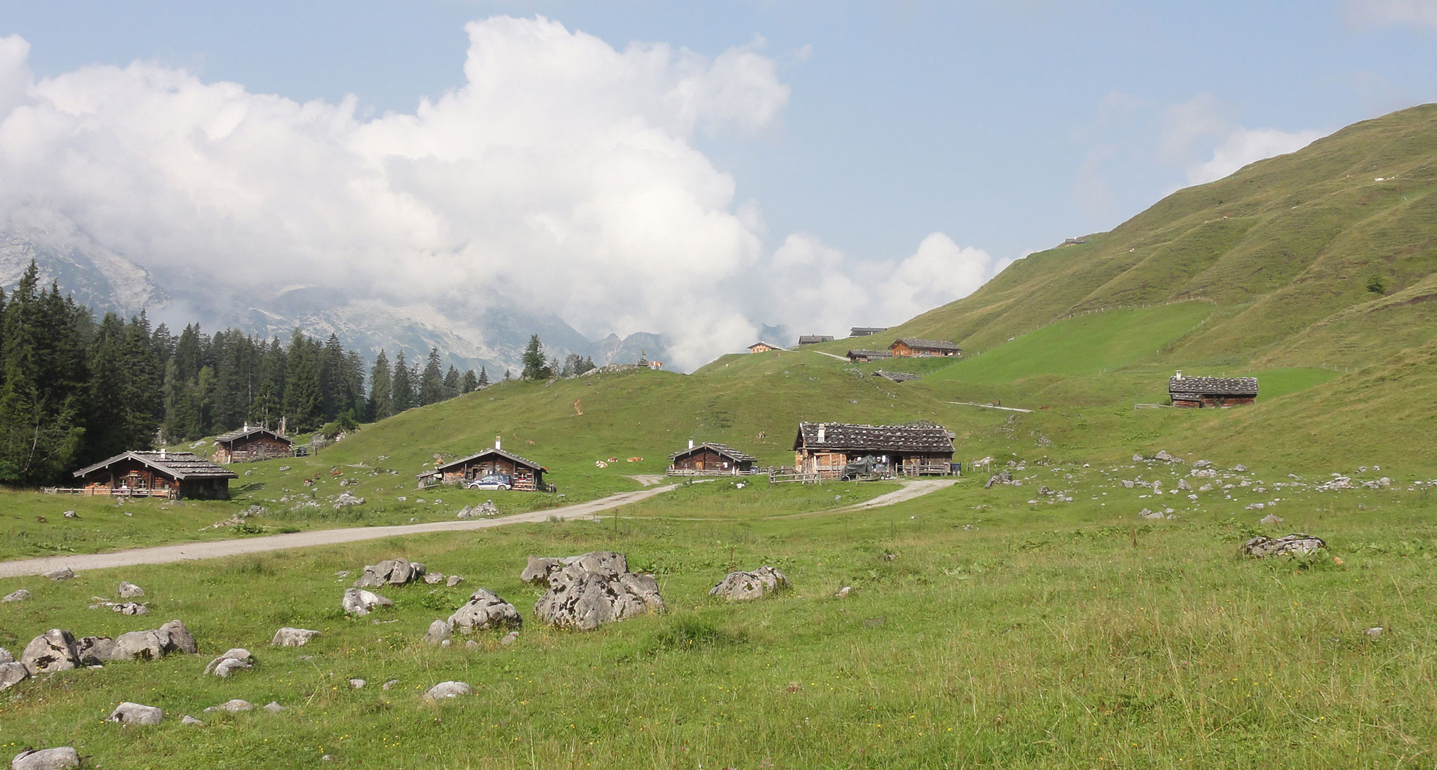 Arnoweg: Die Kallbrunnalm mit Almhütten