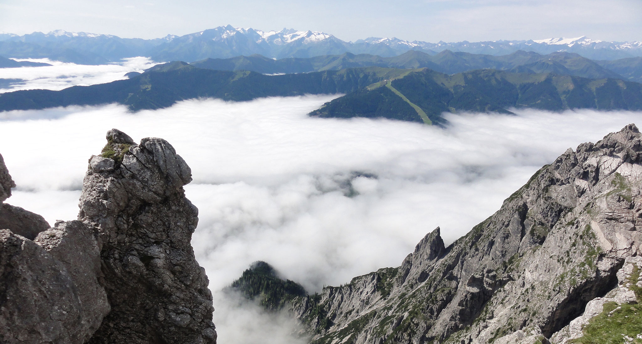 Arnoweg: Großartige Aussicht über dem Wolkenmeer bis zum Großglockner und Großvenediger am Alpenhauptkamm