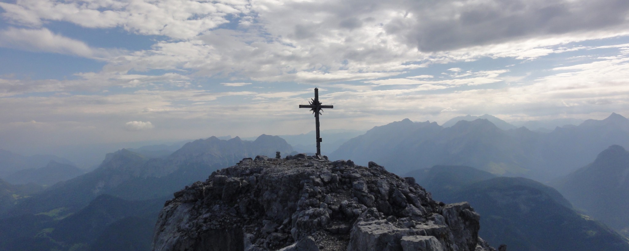 Arnoweg: Das Gipfelkreuz des Ochsenhorn