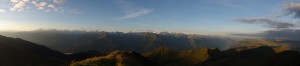 Arnoweg: Herrlicher Ausblick über die Hohen Tauern mit Glocknergruppe und Großvenedigergruppe bei Sonnenaufgang