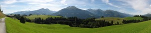 Arnoweg: Gemütliche Wanderung bei Bauernhöfen vorbei Richtung Pass Thurn