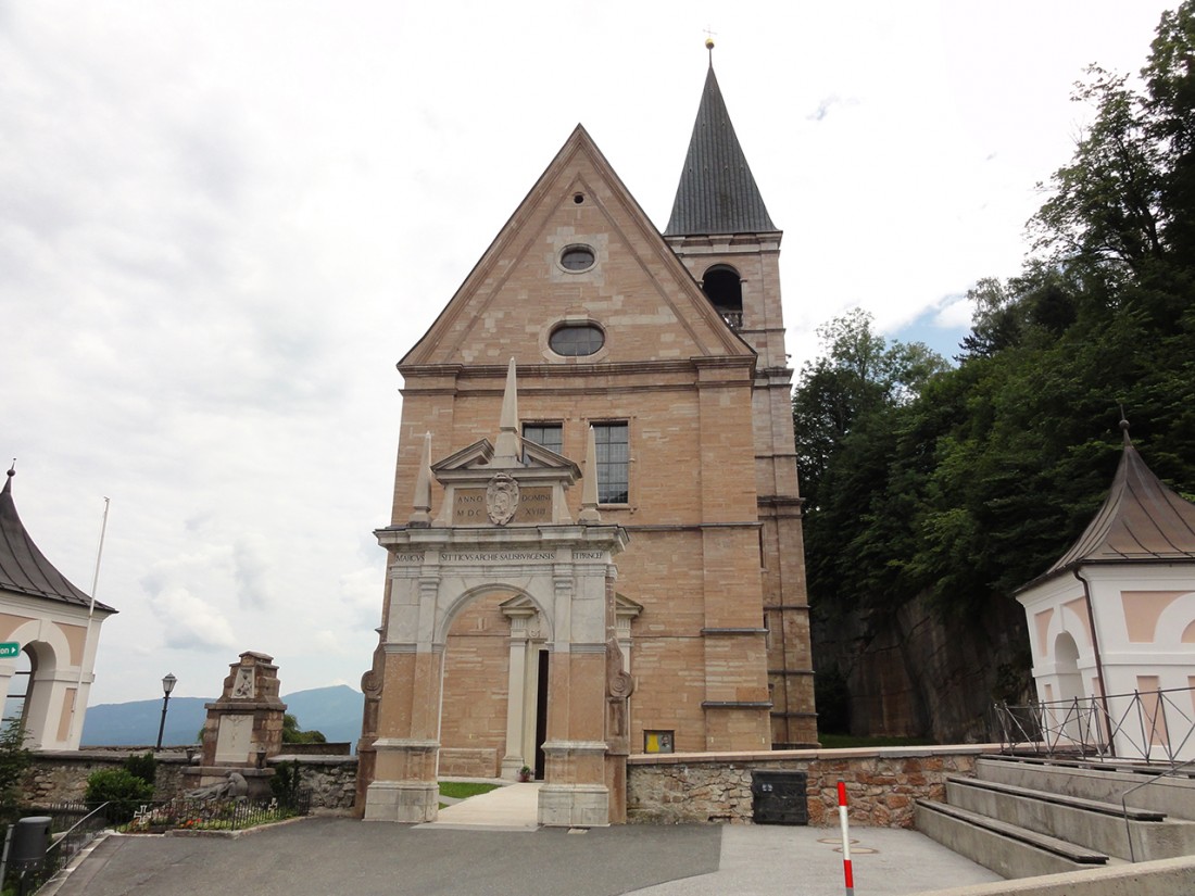Arnoweg: Die Wallfahrtskirche aus rotem Marmor in Bad Dürrnberg