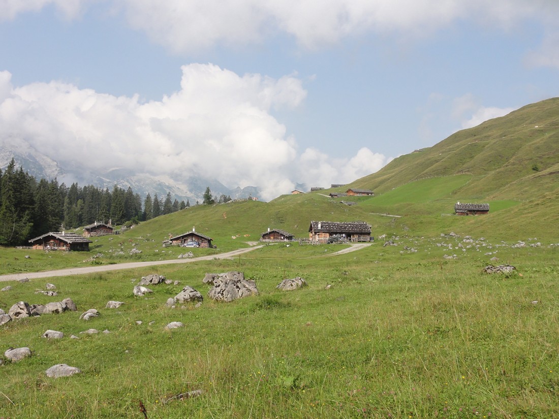 Arnoweg: Die Almhütten der Kallbrunnalm