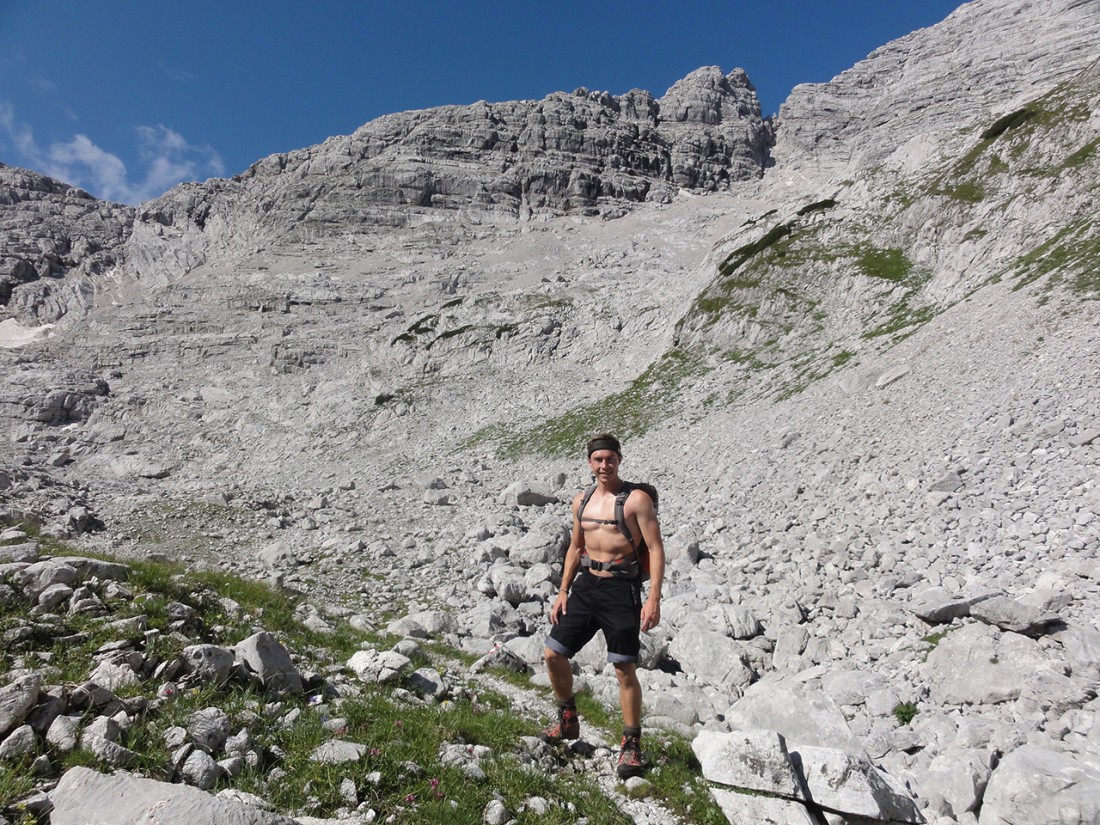 Arnoweg: Am Weg zum Klettersteig Wilder Hund (D) durch die Wand im Hintergrund