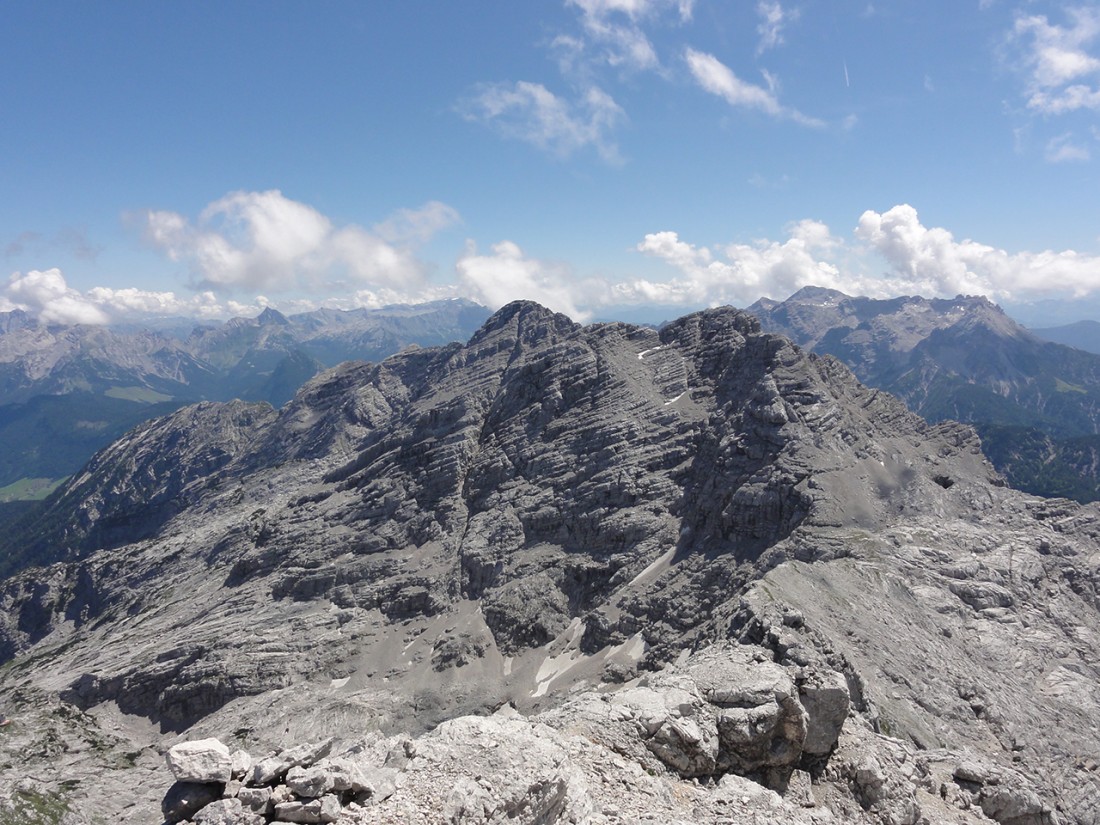 Arnoweg: Das Ochsenhorn (2511 m) mit Steinernem Meer links und Leoganger Steinberge rechts im Hintergrund