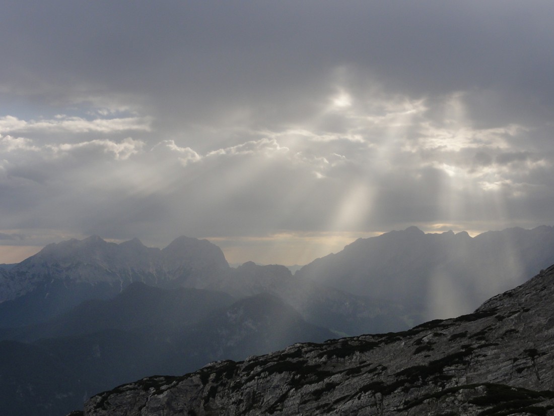 Arnoweg: Auf der 10. Etappe des Arnowegs kommen erste Sonnenstrahlen durch