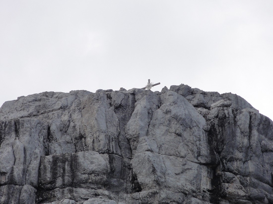 Arnoweg: Man sieht bereits das Gipfelkreuz des Ochsenhorns (2511 m)