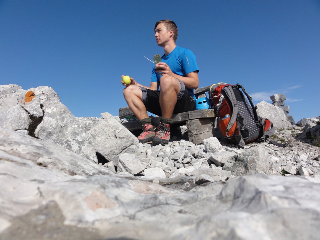 Arnoweg: Frühstücken bei herrlichem Wetter und Panorama am Ochsenhorn (2511 m)