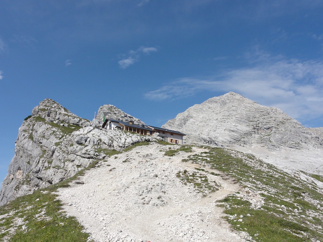 Arnoweg: Passauer Hütte und Birnhorn (2634 m) im Hintergrund