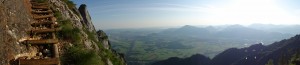 Arnoweg: Die Stiegen des Doppler-Steigs auf den Untersberg mit Ausblick über Salzburg