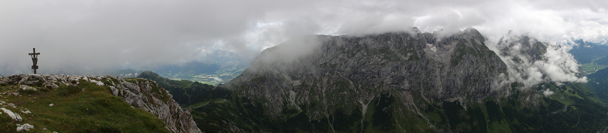 Arnoweg: Gipfelkreuz des Schneibstein (2276 m) und die Südwand des Hohen Gölls (2522 m)
