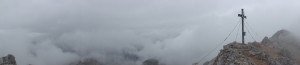 Arnoweg: Gipfelkreuz am Großen Hundstod (2594 m) bei schlechter Aussicht