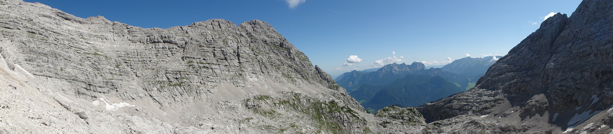 Arnoweg: Ausblick über die Große Wehrgrube in den Loferer Steinbergen mit der Schmidt-Zabierow-Hütte am Kamm
