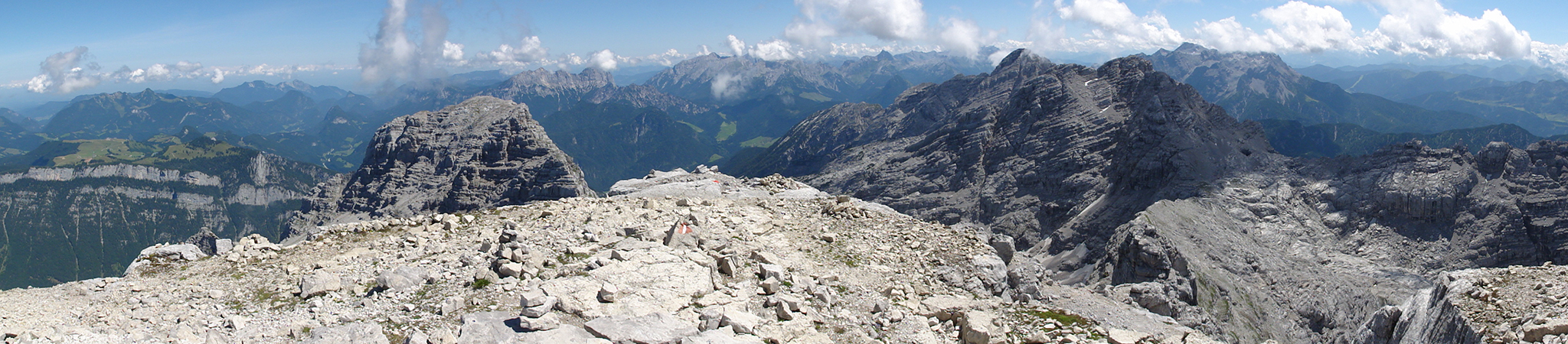 Arnoweg: Ausblick vom Großen Hinterhorn (2506 m) über die Reiter Alpe, Steinernes Meer, Ochsenhorn, Gr. Reifhorn und Leoganger Steinberge