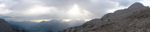 Arnoweg: Erste Sonnenstrahlen brechen im Vordergrund der Reiter Alpe und des Steinernen Meeres durch die Wolkendecke