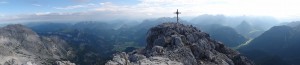 Arnoweg: Das Gipfelkreuz am Ochsenhorn (2511 m) in den Loferer Steinbergen hoch über dem Saalachtal