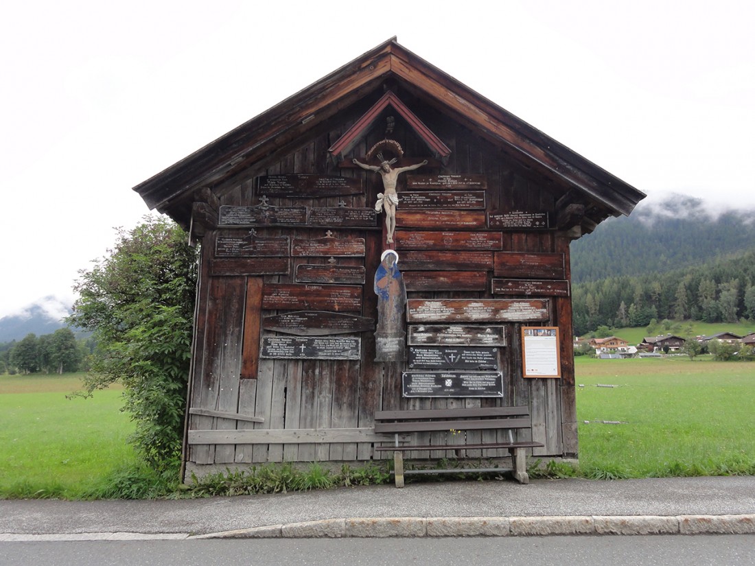 Arnoweg: Die an die Stadel genagelten Leichläden oder Totenbretter erinnern an die Toten, welche auf diesen Bretten aufgebahrt wurden.