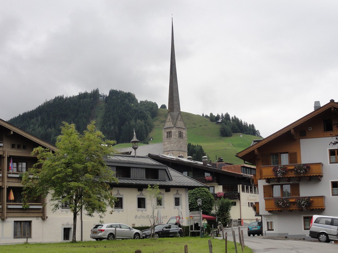 Arnoweg: Der 79 Meter hohe Kirchturm von Maria Alm ist eine statische Meisterleistung.