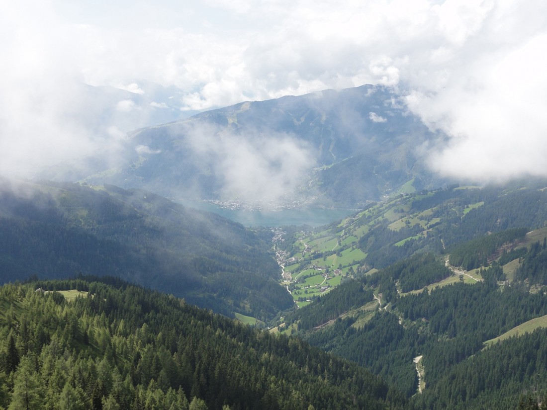 Arnoweg: Beim Abstieg Richtung Thumersbach konnte man Zell am See schon von Weitem erkennen.