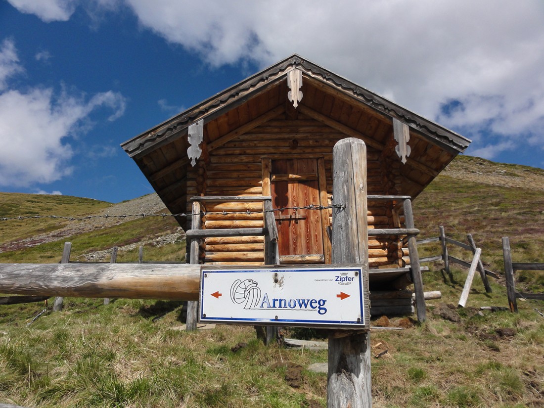 Arnoweg: Entlang des Pinzgauer Spaziergangs finden sich immer wieder kleinere Unterstandshütten.