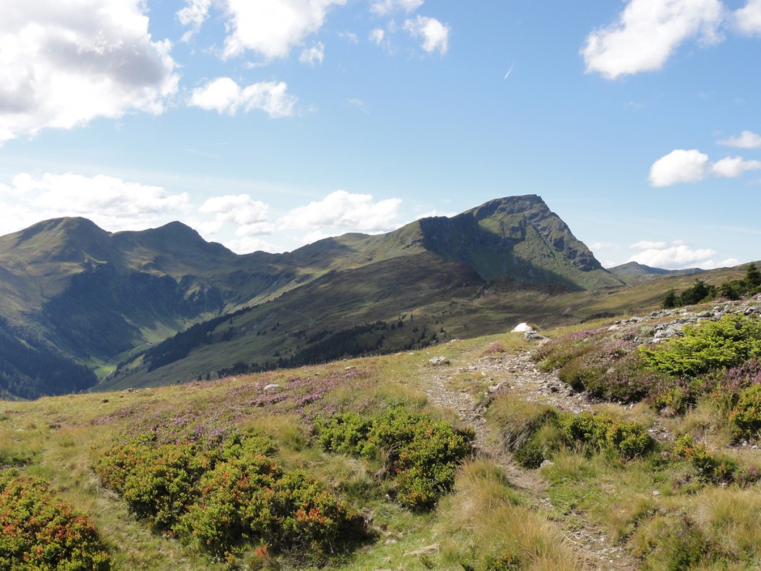 Arnoweg: Im linken Bildbereich sieht man schon die Bürgl-Hütte. Doch der Schein trügt, sind es doch noch einige Kilometer bis dorthin.