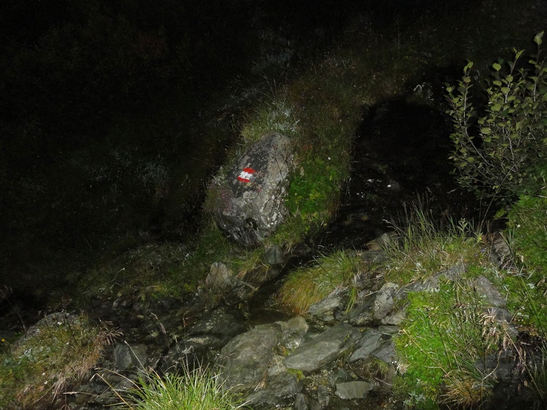 Arnoweg: Der Weg von der Bürgl-Hütte auf den Gaißstein ist vor allem in der Nacht nur schwer erkennbar.