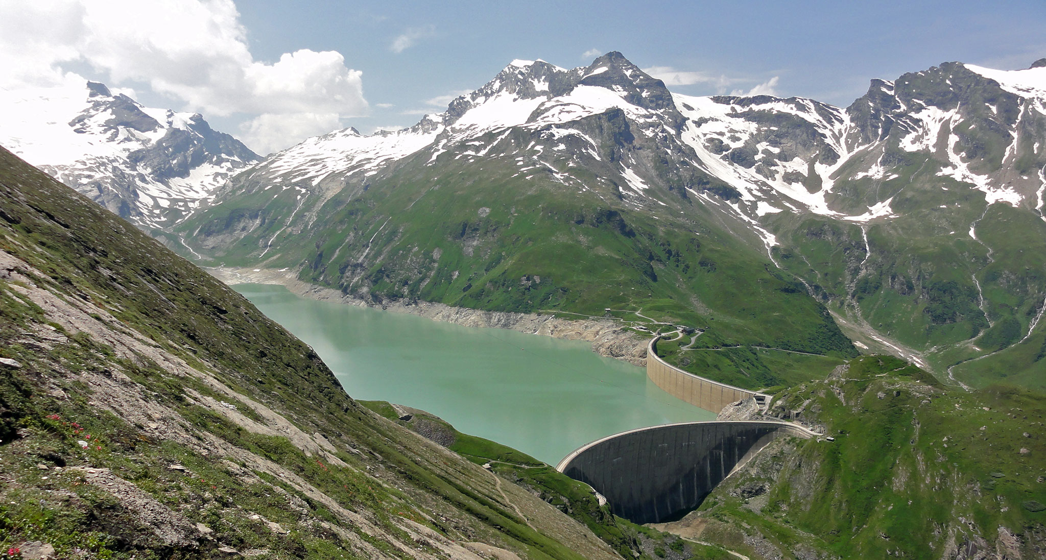 Arnoweg: Der Speicher Mooserboden der Hochgebirgsstauseen Kaprun vom Aufstieg auf das Heinrich-Schwaiger-Haus