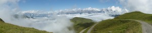 Arnoweg: Prächtiger Ausblick über das Wolkenmeer vom Hundstein Richtung Steinernes Meer.