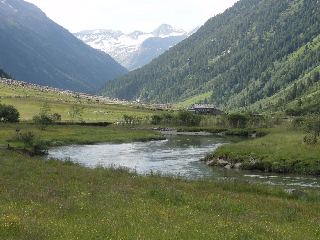 Arnoweg: Die Krimmler Ache schlängelt sich das das Krimmler Achtental.