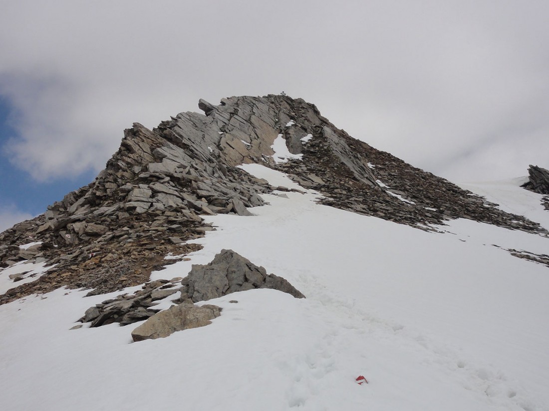 Arnoweg: Das verschneite Gamsspitzl bildet den vorläufigen Scheitelpunkt der 20. Etappe.