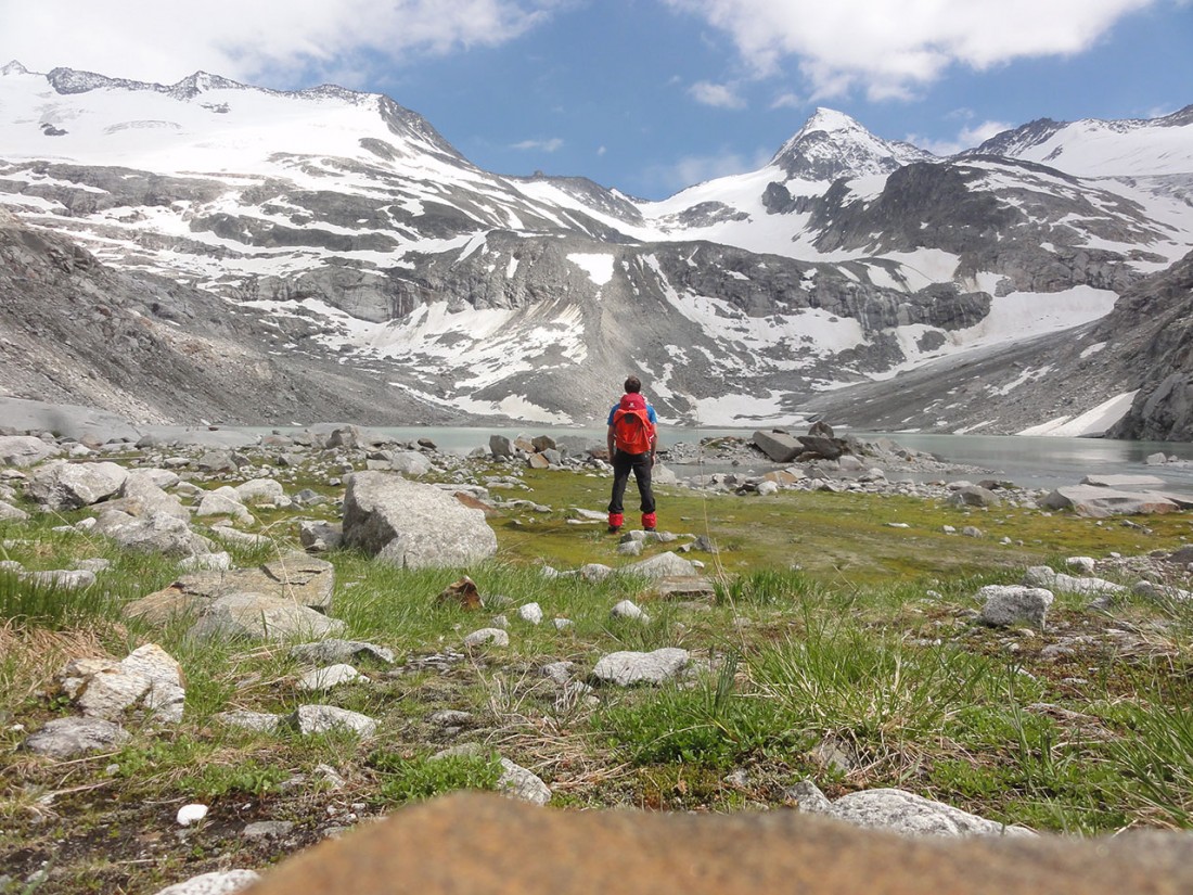 Arnoweg: Am Ufer des Sulzsees mit Blick Richtung Großen Geiger (3360 m) rechts im Bild