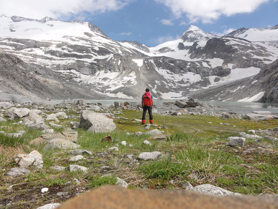 Arnoweg: Am Ufer des Sulzsees mit Blick Richtung Großen Geiger (3360 m) rechts im Bild