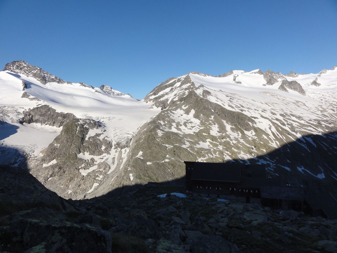 Arnoweg: Während die Kürsinger Hütte noch im Schatten ist, glänzen das Obersulzbachkees bereits.