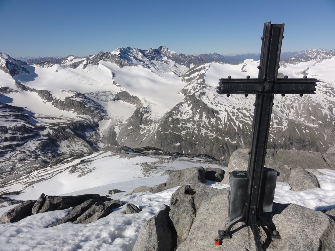 Arnoweg: Blick zurück nach Südwesten zur Kürsinger Hütte, dem Obersulzbachkees und der Dreiherrenspitze im Bildhintergrund