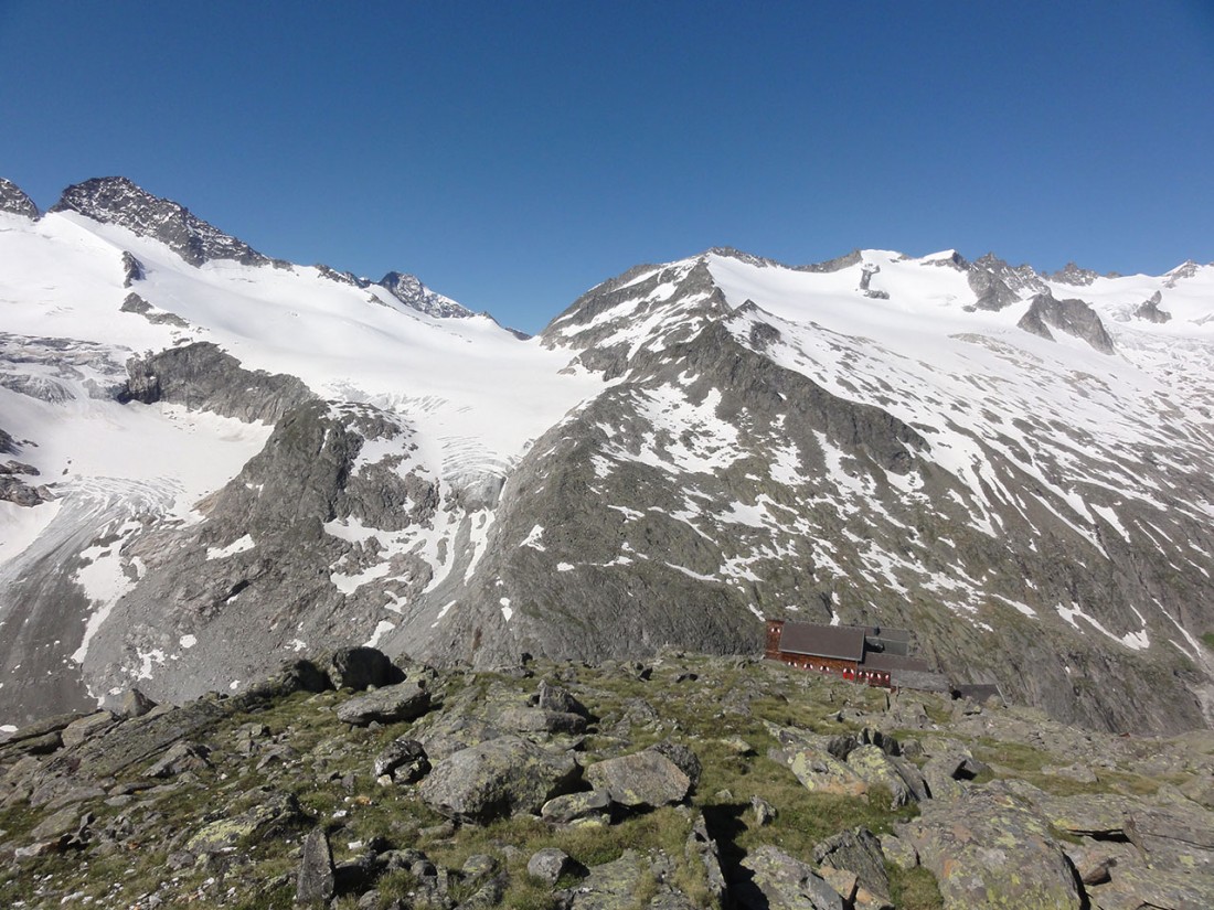 Arnoweg: Beim Abstieg zur Kürsinger Hütte wird diese bereits von der Sonne geküsst.