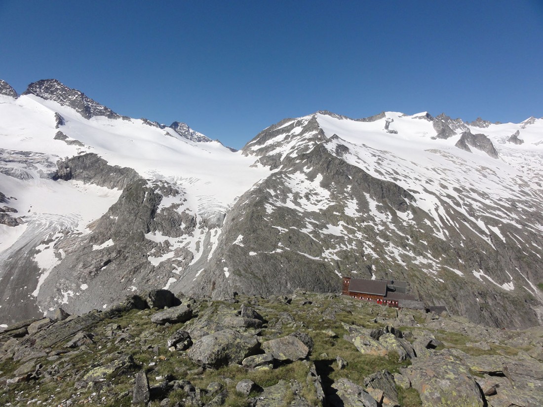 Arnoweg: Beim Abstieg zur Kürsinger Hütte wird diese bereits von der Sonne geküsst.