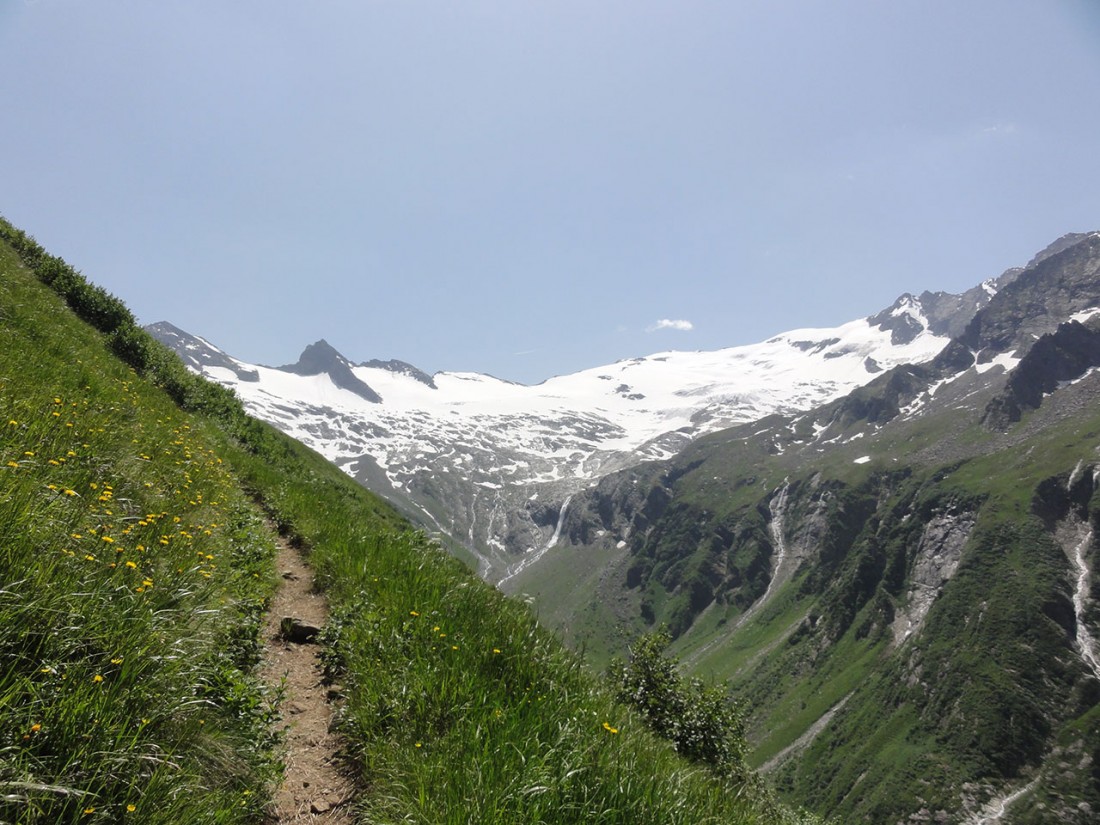 Arnoweg: Nach dem steilen Noitroi-Steig hat man einen prächtigen Ausblick auf das Habachkees.