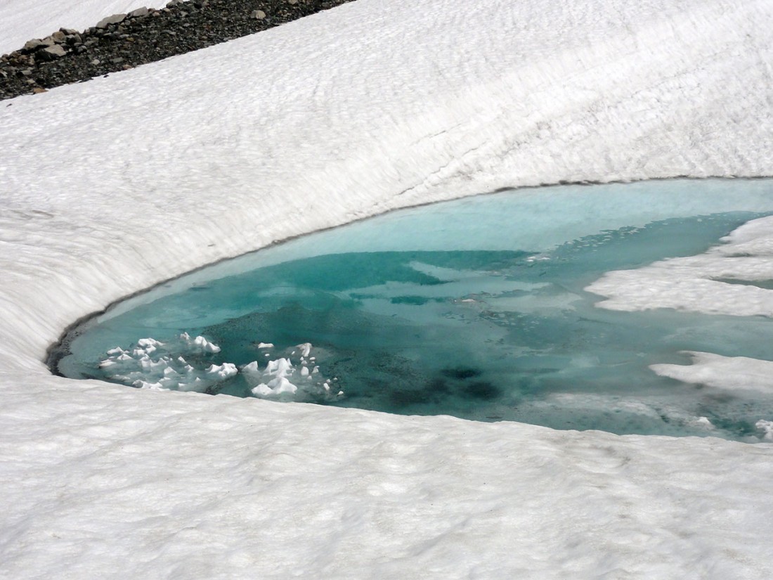 Arnoweg: Die Schneeschmelze lässt eisblaue Gletscherlacken zurück.