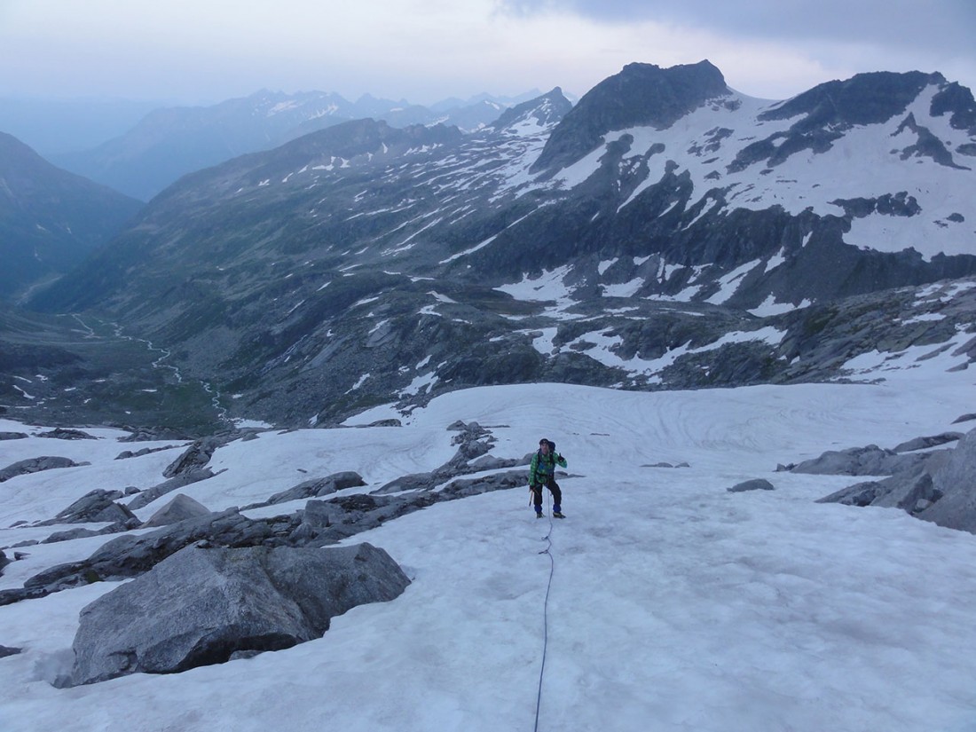 Arnoweg: Angeseilt geht es über den Gletscher Richtung Granatscharte.