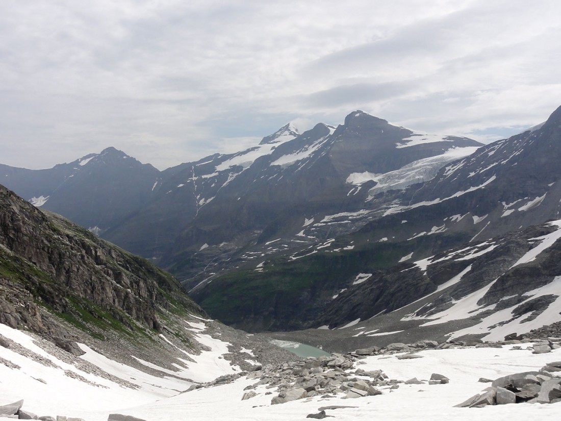 Arnoweg: Blick Richtung Osten mit Hoher Tenn (3368 m) links, Großes Wiesbachhorn (3564 m) mit Wolkenhaube, und Klockerin (3419 m) rechts