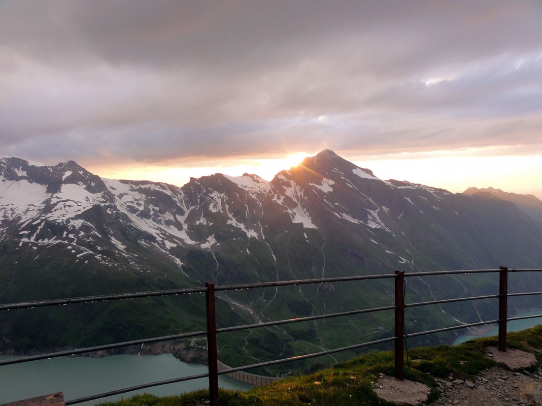 Arnoweg: Abendstimmung am Heinrich-Schwaiger-Haus mit Blick zum Kitzsteinhorn