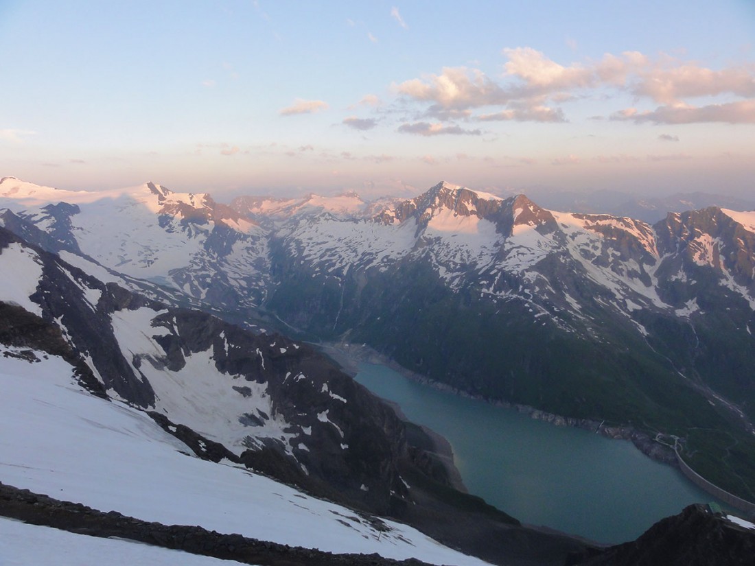 Arnoweg: Großartiges Morgenpanorama hoch über dem Stausee Mooserboden