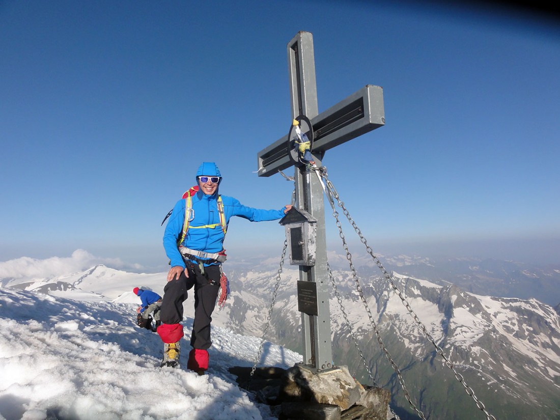 Arnoweg: Die Sonne und ich strahlen am Großen Wiesbachhorn um die Wette.