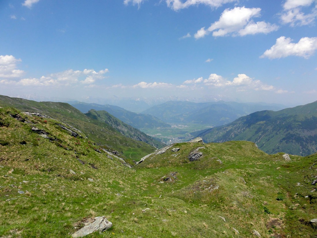 Arnoweg: Endlich aus dem Schigebiet wird die Aussicht wieder schöner.