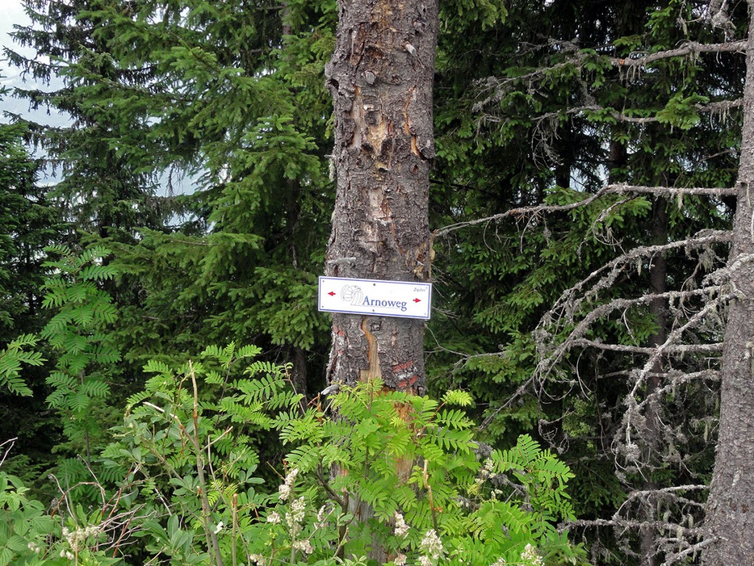 Arnoweg: Wegschild beim Abstieg vom Maiskogel nach Kaprun