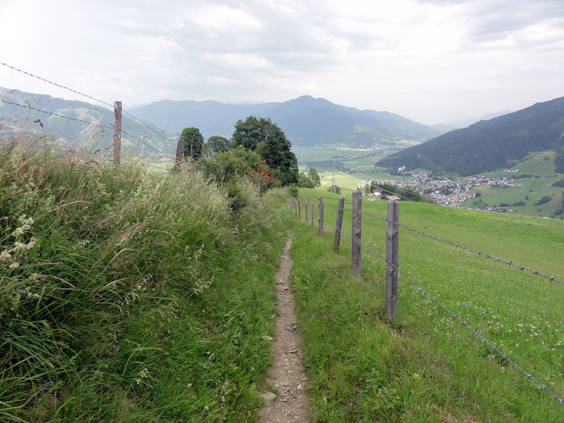 Arnoweg: Der letzte Abschnitt führt durch Wiesen nach Kaprun.