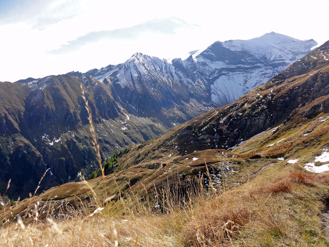 Arnoweg: Der Weg bergab schlängelt sich durch herbstliche Berghänge.