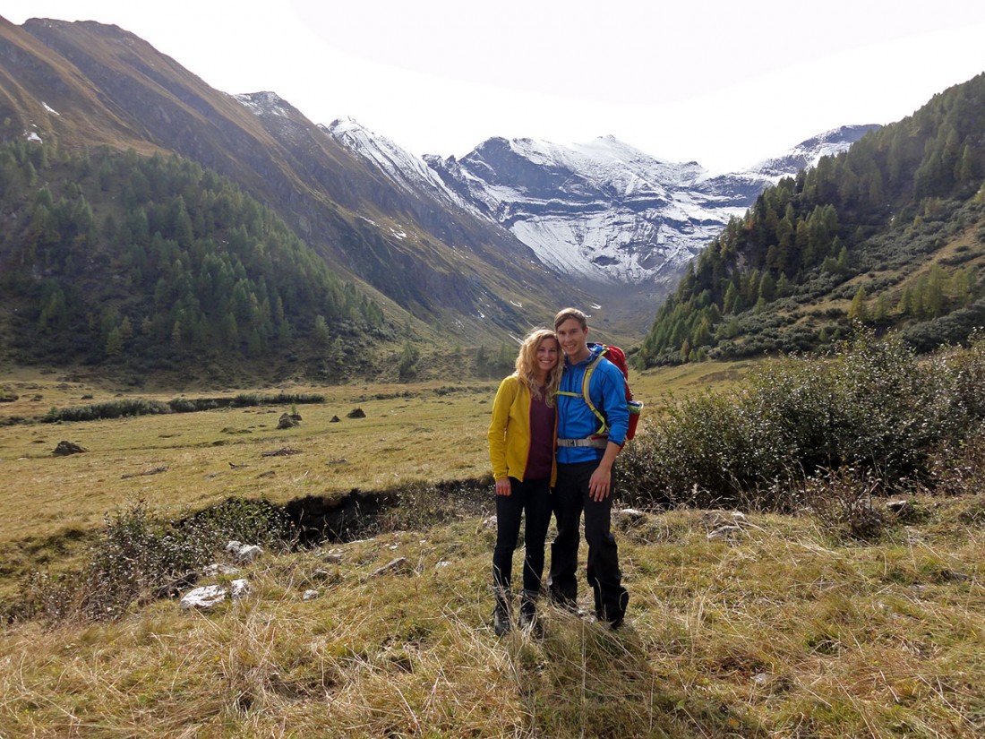 Arnoweg: Erinnerungsfoto vor dem Hohen Tenn an die erste Arnoweg-Etappe mit meiner Freundin Barbara