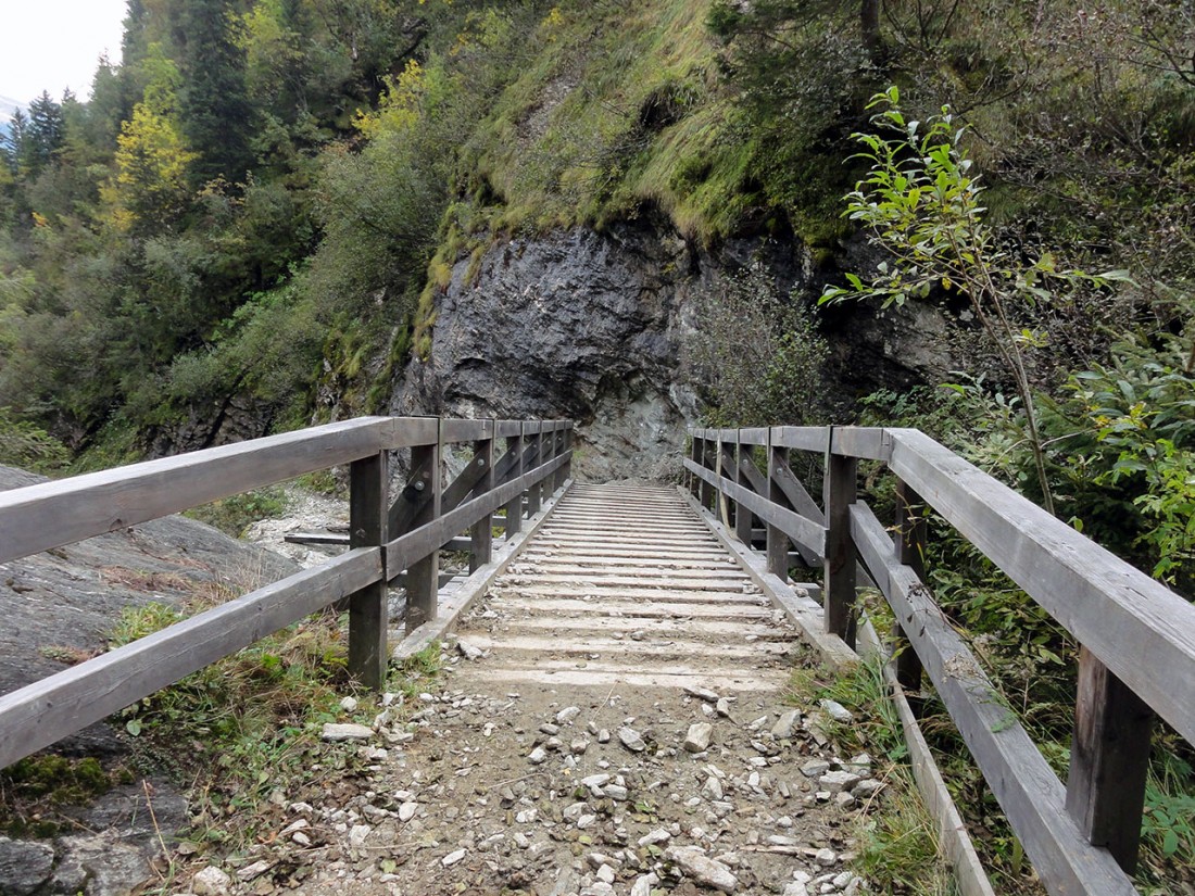 Arnoweg: Der Abstieg nach Fusch an der Glocknerstraße führt über eine gut befestigte Brücke über den Hirzbach.