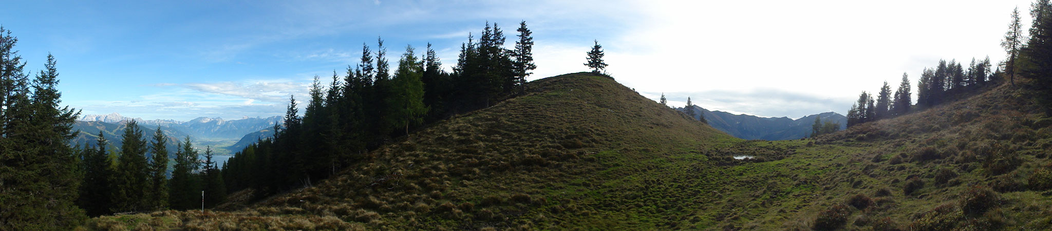 Arnoweg: Auf der Piffscharte genießt man einen herrlichen Ausblick nach Norden zum Zeller See und Osten Richtung Fuscher Tal.